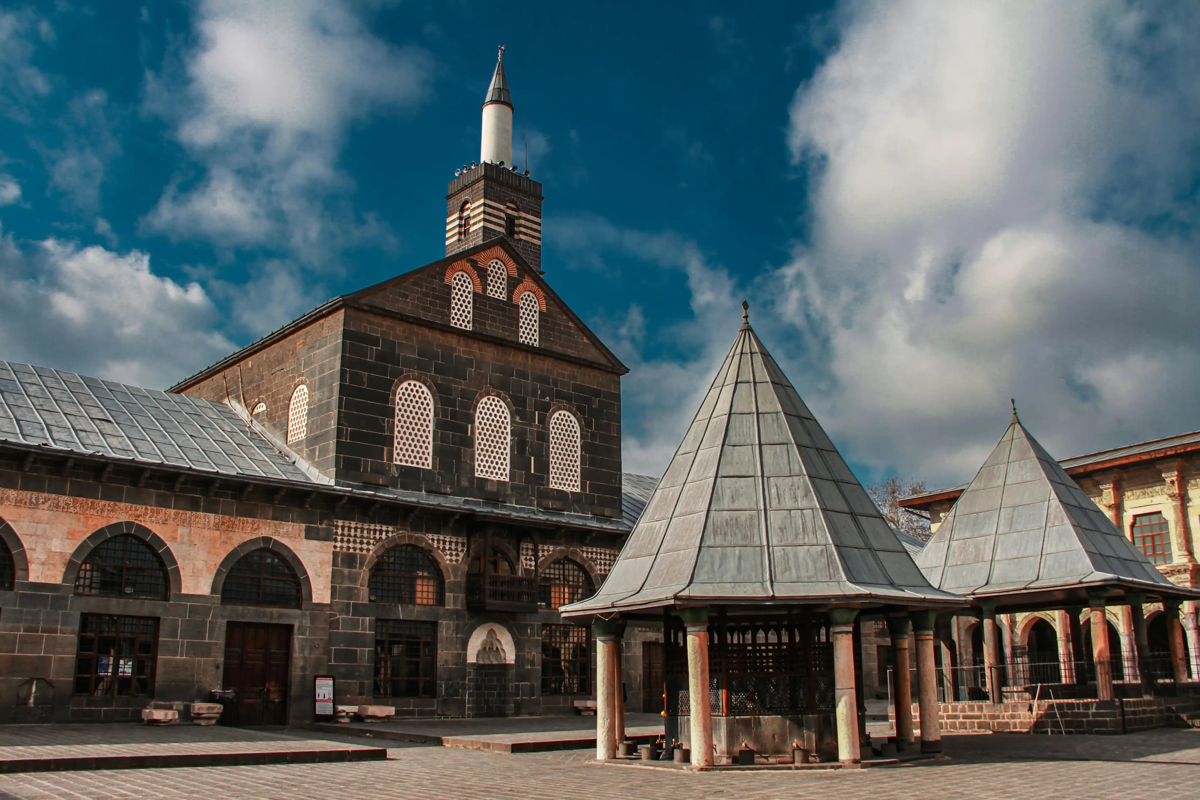 Diyarbakır Ulu Camii ve DİTAV hakkında sayfası görseli