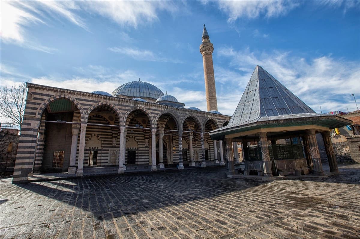 Behram Paşa Cami ve Külliyesi 2