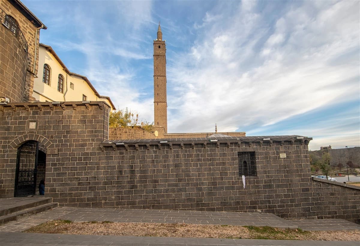 Hz. Süleyman Cami ve Sahabe Kabirleri 2