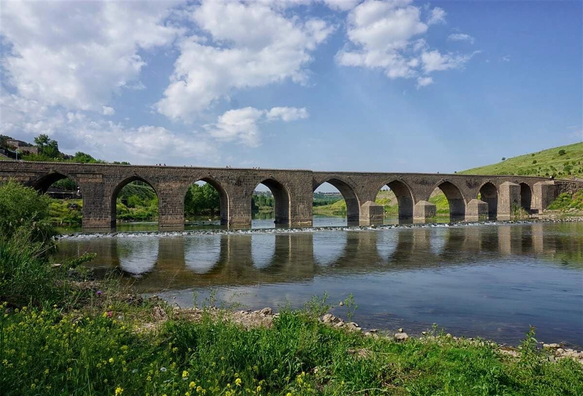 On Gözlü Köprü (Dicle Köprüsü) 2