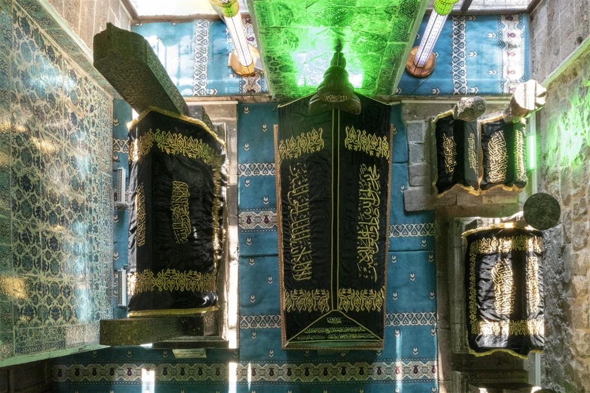 Hz. Süleyman Cami Sahabe Kabirleri 3
