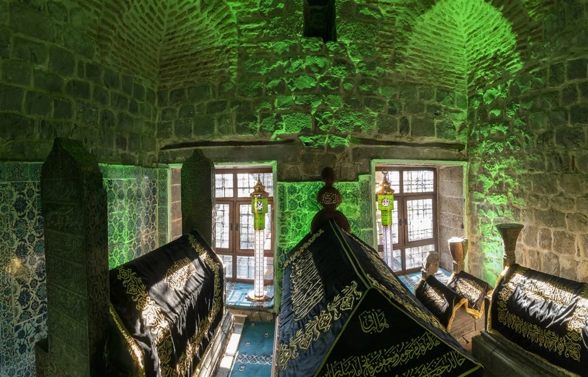 Hz. Süleyman Cami Sahabe Kabirleri 4
