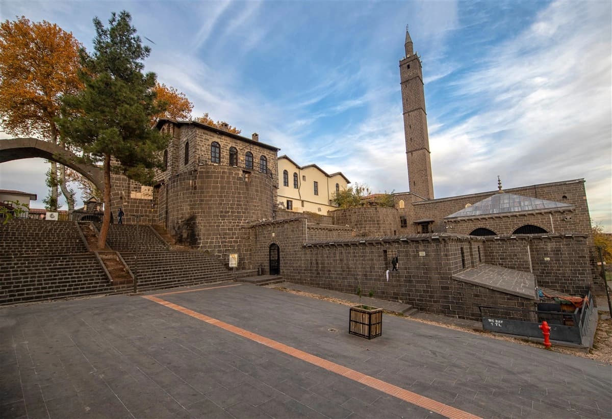 Hz. Süleyman Cami Sahabe Kabirleri 6